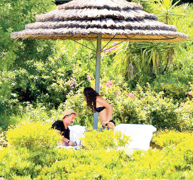 Cem Yılmaz yeni kız arkadaşına siper oldu - Resim: 1