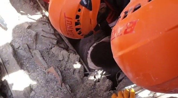 7 katlı binanın dibinde 9 gün yaşadılar! Öyle şeyler anlattı ki: "Tükürükle besledim, vazelin yedik" - Resim: 3