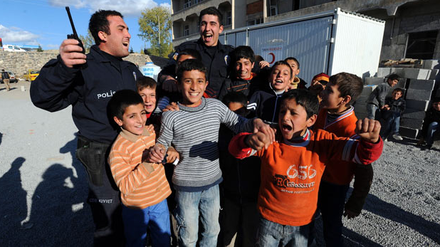 Çadırkentte yüzler böyle güldü - Resim: 4