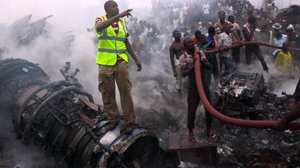 Yolcu uçağı binaya çarptı - Resim: 4