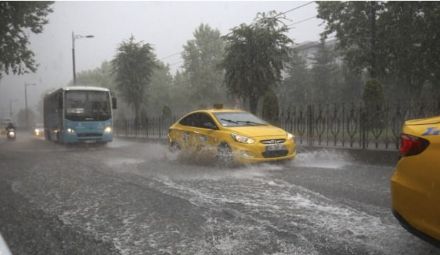 İstanbul’u sağanak yağmur vurdu yollar göle döndü ev ve iş yerlerini su bastı - Resim: 2