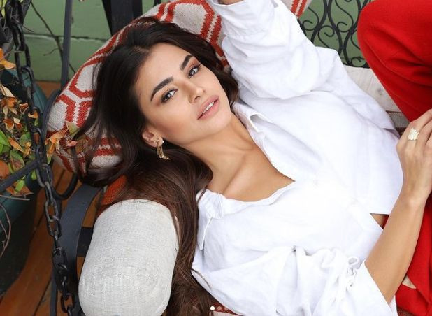 Gönül Dağı'nın Asuman'ı Hazal Çağlar, mini etekli pozlarıyla dudak uçuklattı! - Resim: 1