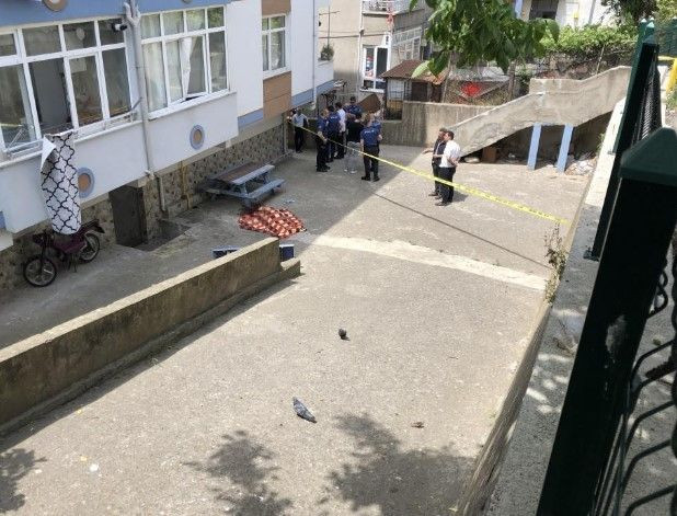 Sinop'ta evinin camlarını silerken aşağıya düşen yaşlı kadın hayatını kaybetti! - Resim: 2
