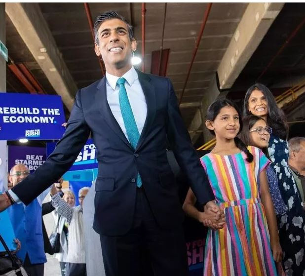 Başbakan adayının delik ayakkabısı olay oldu! Ülkeyi yönetemeyecek kadar zengin deniyordu... - Resim: 0