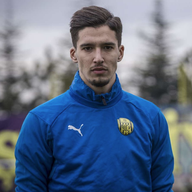 Fenerbahçe Altay Bayındır'la anlaştı taraftar Ersun Yanal'ı topa tuttu - Resim: 0