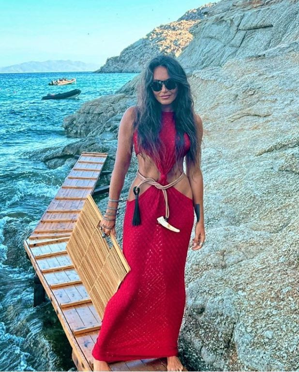 Eda Taşpınar Mikanos'u oryantal şovla salladı! Barın üstünde seksi dans! - Resim: 1