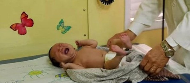 Bir dokunuşla bebeğin ağlamasını durduruyor... Mucizeye bakın! - Resim: 3