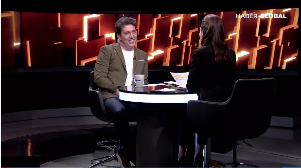 Jülide Ateş'in 40 programında Emre Kınay'dan ilginç 'soyunma' sorusu cevabı - Resim: 1