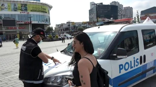 Maske takmamakta ısrar eden genç kadın, 3150 liralık cezayı yedi - Resim: 0