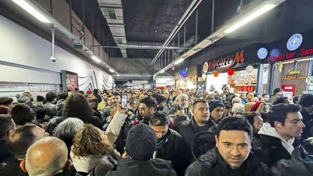 İstanbul'da kar yağışı trafik ve ulaşımı felç etti! Vatandaş evine gidemedi - Resim: 0