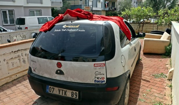 Türk bayraklı arabayla polisi peşinden sürükleyen gençlere ceza yağdı - Resim: 1