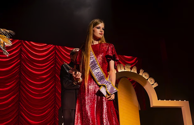 Elon Musk'ın kızı Vivian Wilson podyumu salladı, görenleri kendine hayran bıraktı! - Resim: 4