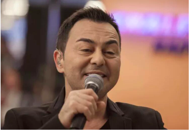 Pantolonunun önü sırılsıklam! Sertaç Ortaç ateşle oynuyor tekerlekli sandalyeyle götürüldü - Resim: 2