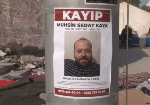 Hatay'ın duvarları 'kayıp' afişleriyle doldu! Kimi annesini, kimi evladını arıyor - Resim: 4