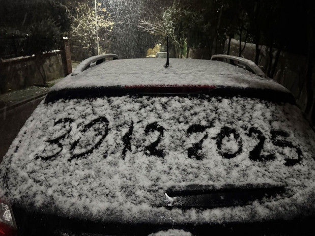 İstanbul'da beklenen kar yağışı başladı! 61 sefer iptal edildi - Resim: 0