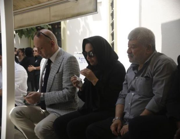 Ebru Gündeş konserde ağlamaya başladı, aniden sahneyi terk etti! - Resim: 2