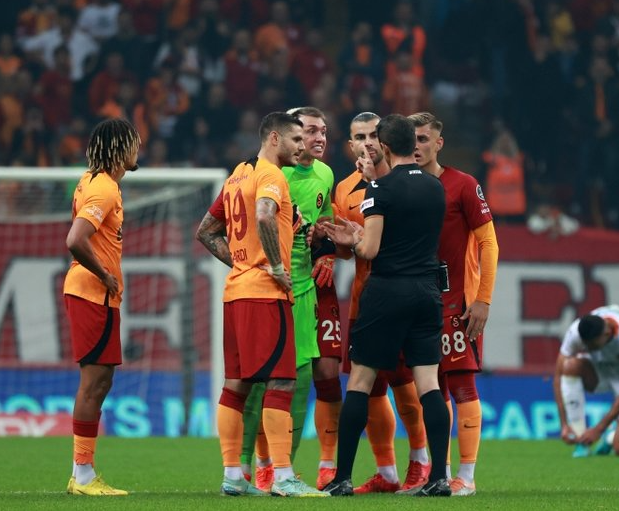 Taraftarı çıldırtan pozisyon Ali Palabıyık'ın VAR'la konuşması ortaya çıktı! 'Hocam istersen..." - Resim: 1