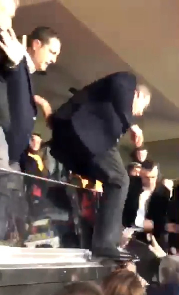 Derbi hezimeti sonrası Fenerbahçe Başkanı Ali Koç taraftarların arasına daldı - Resim: 0