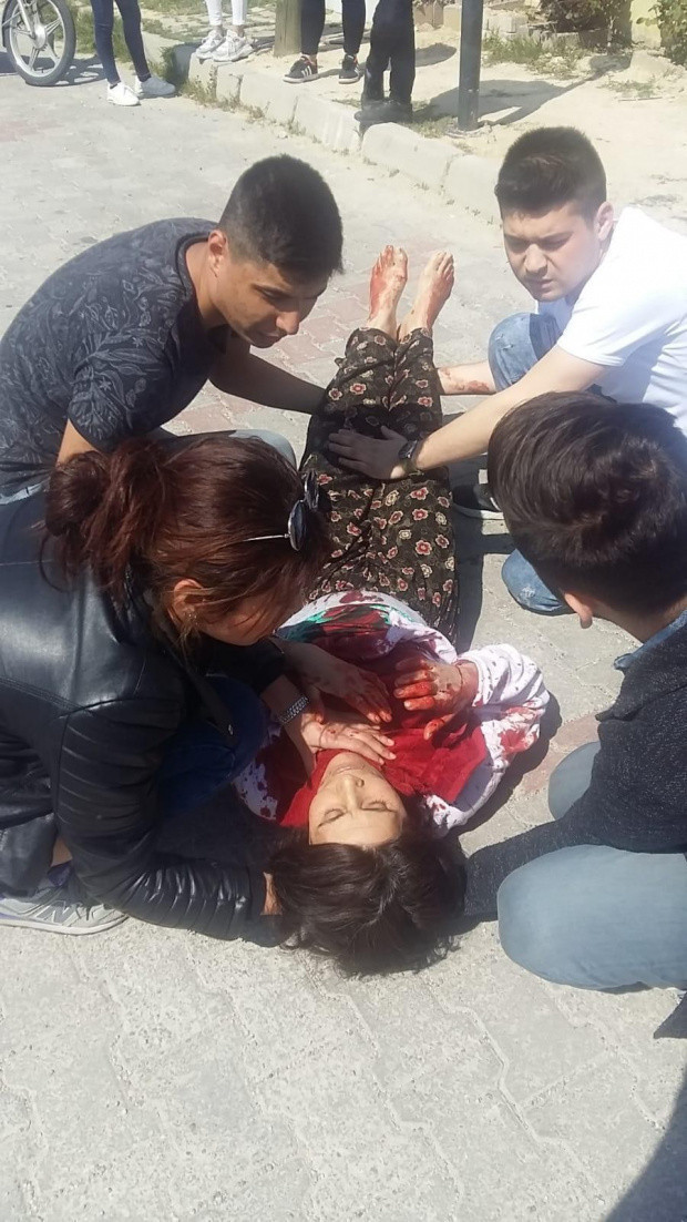 Yine koca dehşeti! Boğazı kesik halde kendini dışarı attı - Resim: 0