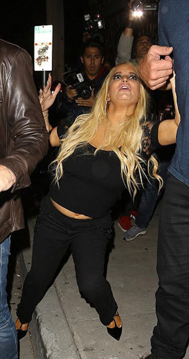 Ünlü şarkıcı fena dağıttı! Ayakta duramadı - Resim: 3