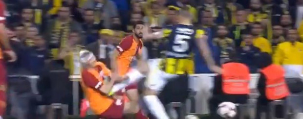 Fenerbahçe derbisinde Galatasaraylıları çıldırtan pozisyonlar - Resim: 1