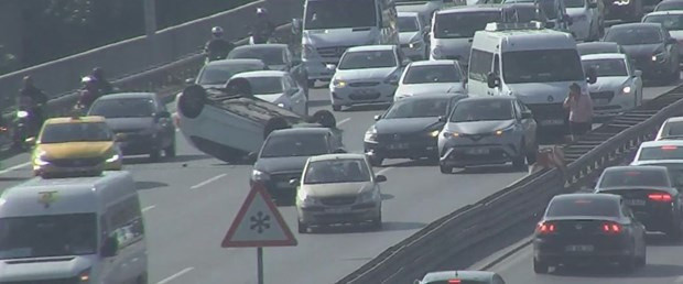 15 Temmuz Şehitler Köprüsü'nde kaza! Otomobil takla attı - Resim: 0