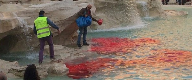 İtalya'daki meşhur tarihi çeşmeye herkesin gözleri önünde.. - Resim: 2