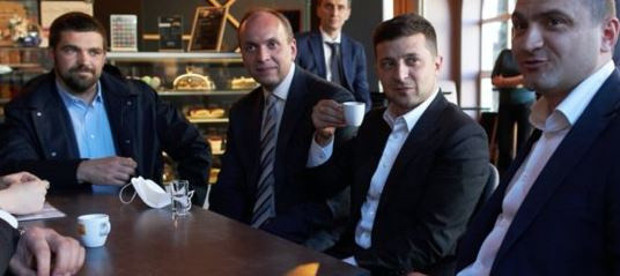Ukrayna’da karantinayı ihlal eden Devlet Başkanı Zelenskiy’e para cezası - Resim: 0