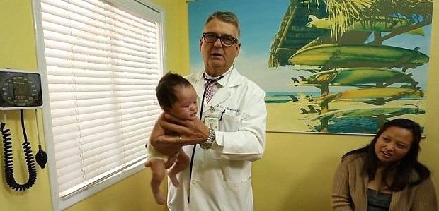 Bir dokunuşla bebeğin ağlamasını durduruyor... Mucizeye bakın! - Resim: 4