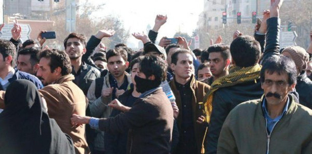 Sudan'da protestoların şiddeti arttı göstericiler karargaha girdi - Resim: 1