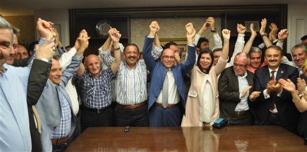 Cumhurbaşkanlığı forslu pasta kestiler - Resim: 4