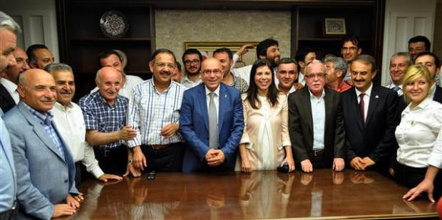 Cumhurbaşkanlığı forslu pasta kestiler - Resim: 2