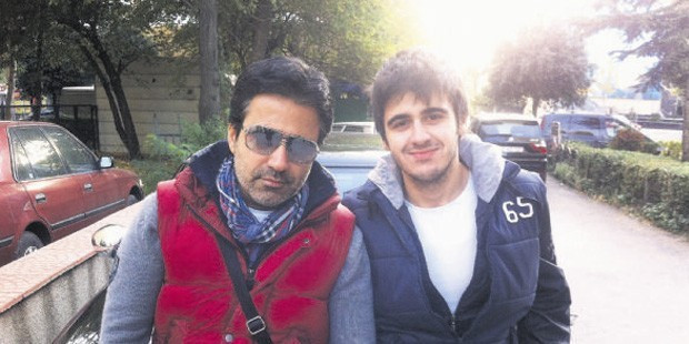 Emrah daha fazla dayanamadı pılı pırtı toplayıp ülkeyi terk ediyor - Resim: 4