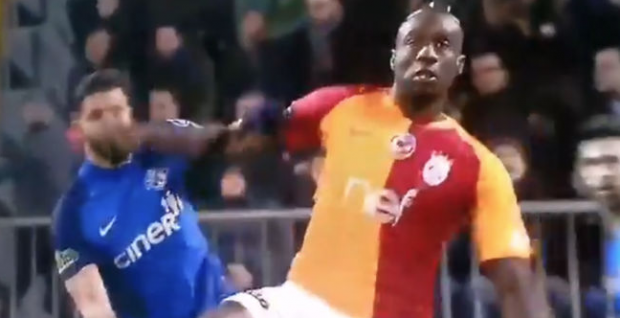 Kasımpaşa - Galatasaray maçında tartışma yaratan pozisyon! - Resim: 0