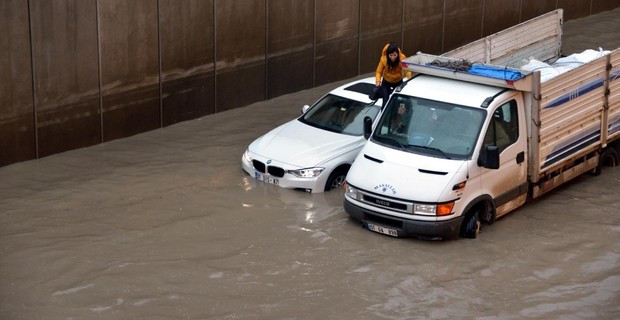 Mahsur kaldı diğer araca geçince büyük şoka uğradı! - Resim: 3