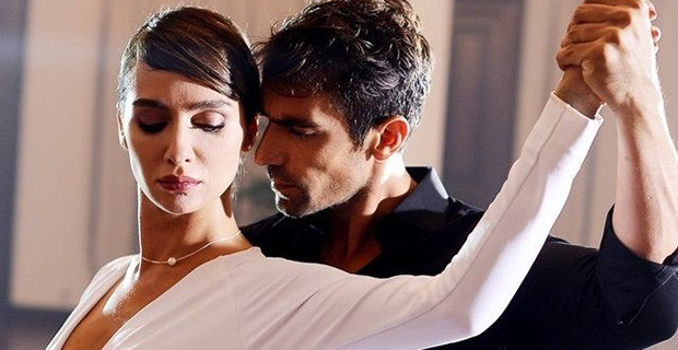 Siyah Beyaz Aşk İbrahim Çelikkol'un eşine bakın Fahriye Evcen'in kopyası - Resim: 1