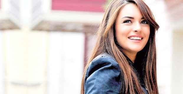 Ezgi Mola İnstagram'dan Hollywood yıldızına bakın nasıl yorum yaptı! - Resim: 1