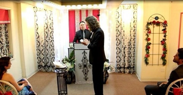 iPhone ile evlenen adam! Meğer amacı... - Resim: 1