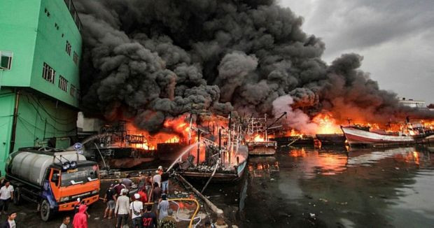Endonezya’da 18 balıkçı teknesi yandı - Resim: 0