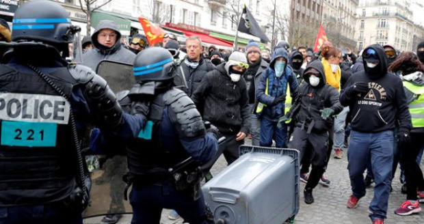 Paris'te Sarı Yelekliler mağazaları yağmalayıp etrafı ateşe verdi! - Resim: 2