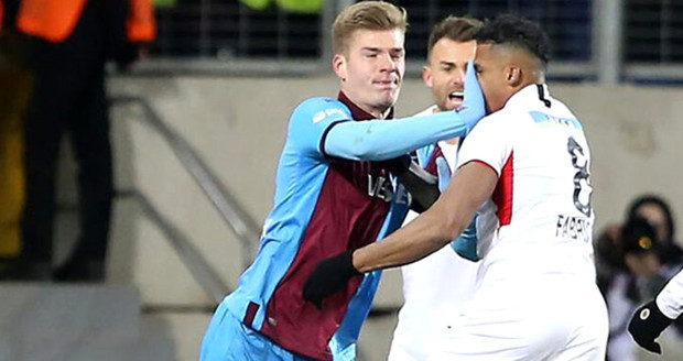 PFDK'dan Sörloth'a 2 maç men cezası - Resim: 0