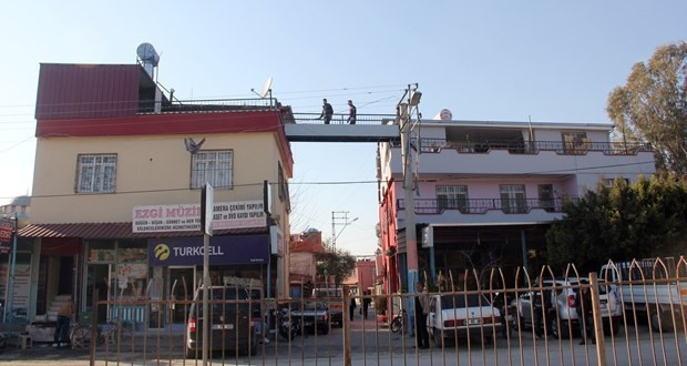 Çocukları yorulmasın diye evden eve üst geçit yaptı - Resim: 1