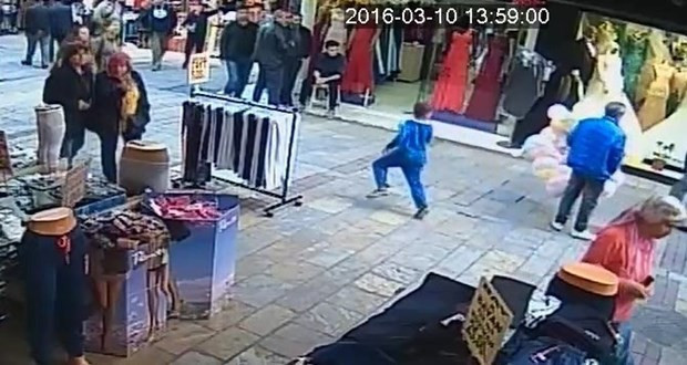 Suriyeli çocuğu yerden yere vurdu - Resim: 1