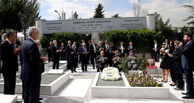 Sakıp Sabancı vefatının 13. yıldönümünde mezarı başında anıldı - Resim: 1