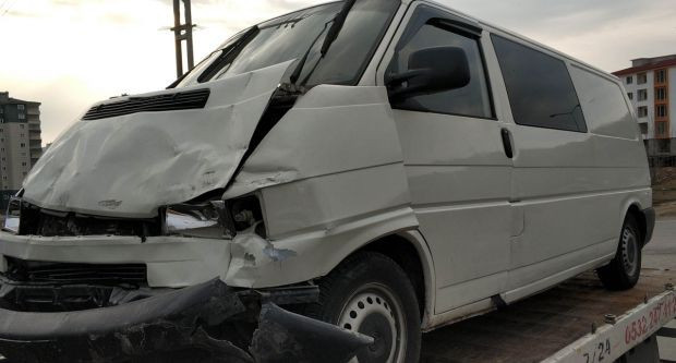 Samsun'da feci kaza! Panelvan minibüsle ticari araç çarpıştı - Resim: 0