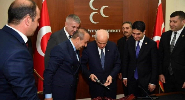 Devlet Bahçeli'ye anlamlı jest! Tam 149 yıllık tabanca hediye edildi - Resim: 0