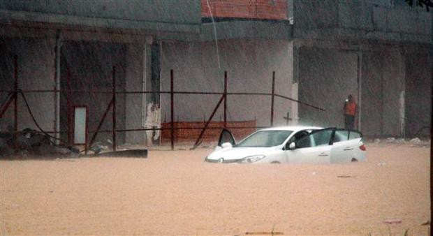 Kadın sürücü aracın içinde mahsur kaldı - Resim: 1
