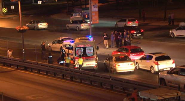 İstanbul'da feci kaza! Üst geçitten düştü - Resim: 1