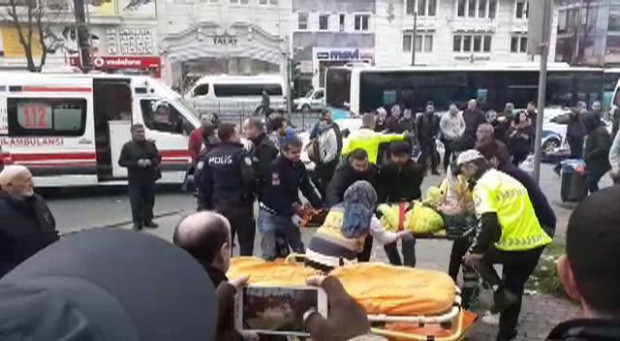 Beyazıt'ta halk otobüsü yayaların arasına daldı! Öğretim üyesinin ayakları koptu - Resim: 1