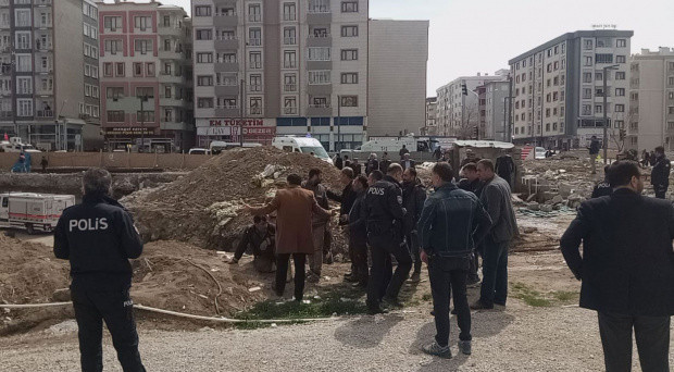 Van'da korkunç kaza! Beton dökme vincinin aparatı devrildi - Resim: 0